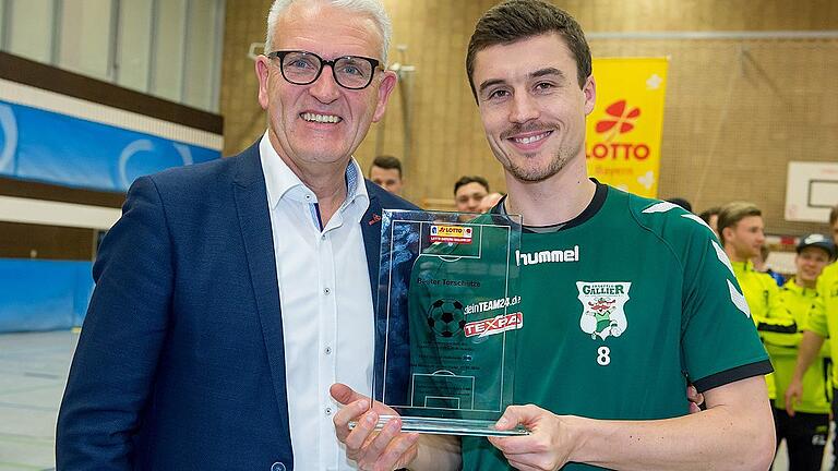 Bad Neustadts Bürgermeister Bruno Altrichter überreichte dem Großbardorfer Stefan Piecha den Pokal für den besten Torschützen des Turniers. Piecha traf dreimal. Bad Neustadts Bürgermeister Bruno Altrichter überreichte dem Großbardorfer Stefan Piecha den Pokal für den besten Torschützen des Turniers. Piecha traf dreimal.