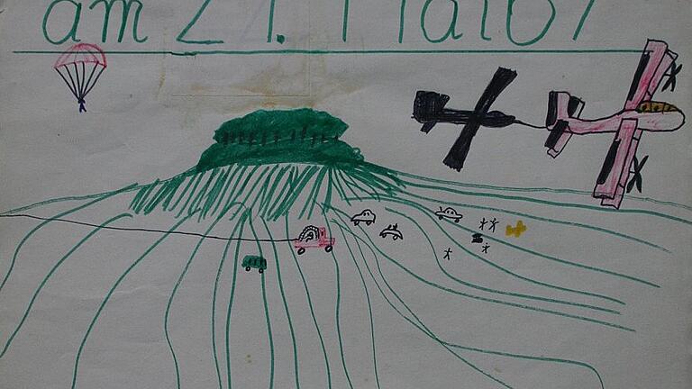 Dieses von Kinderhand gemalt Plakat zeugt von der Begeisterung der Bevölkerung für die Karlstadter Flugtage in den 1960er Jahren. Rund 10 000 Zuschauer kamen damals auf den Saupurzel. Zu erkennen sind hier beispielsweise der rote Doppeldecker &bdquo;Stieglitz&ldquo; beim Motorschlepp. Ganz oben zerplatzt eine Maschine mit dem Propeller einen Ballon.