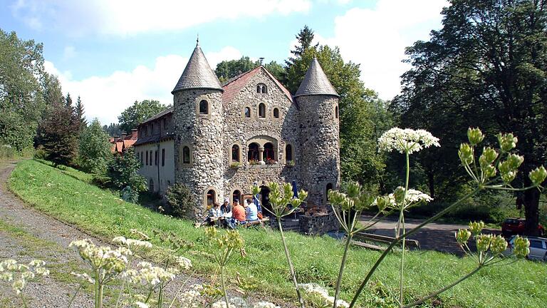 Über Unterfranken verteilen sich zahlreiche Burgen und Schlösser. Hier im Bild das Jagdschloss Holzberghof bei Bischofsheim (Lkr. Rhön-Grabfeld).