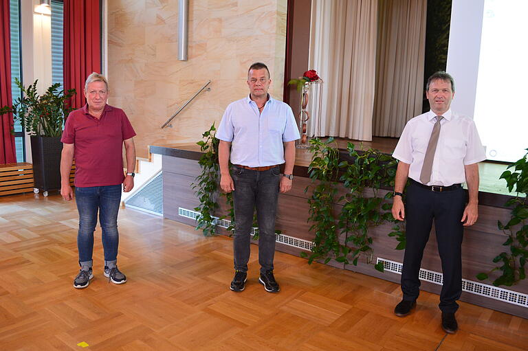 Im Stadtrat willkommen geheißen: der Ortssprecher von Aub Michael Ebner (Mitte) mit Bürgermeister Thomas Helbling (rechts) und seinem Stellvertreter Peter Kuhn. Im Stadtrat willkommen geheißen: der Ortssprecher von Aub Michael Ebner (Mitte) mit Bürgermeister Thomas Helbling (rechts) und seinem Stellvertreter Peter Kuhn.