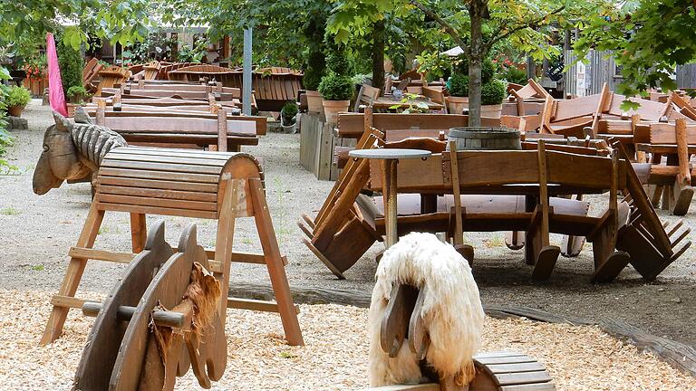 Die Masse macht es, hieß es vor Corona im Biergarten am Schießhaus. Doch weil nicht zu kontrollieren ist, was die Masse macht, bleibt er zu. Die Masse macht es, hieß es vor Corona im Biergarten am Schießhaus. Doch weil nicht zu kontrollieren ist, was die Masse macht, bleibt er zu.