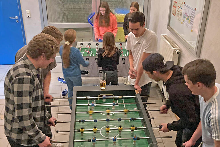 Mit allerlei Spielen und am Kicker-Tisch vertrieben sich Jung und Alt beim Silvestercountdown in Rieden die Zeit bis Mitternacht. Mit allerlei Spielen und am Kicker-Tisch vertrieben sich Jung und Alt beim Silvestercountdown in Rieden die Zeit bis Mitternacht.
