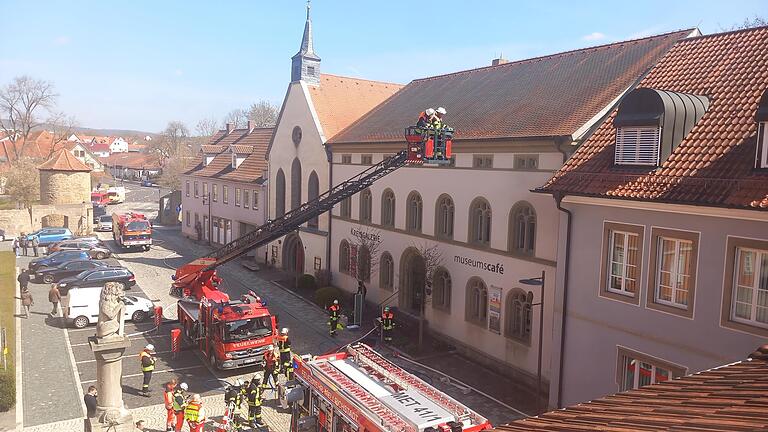 Sogar mit der Drehleiter war die Mellrichstädter Feuerwehr im Einsatz, als am Ostermontag durch einen Kabelbrand ein Feuer in der Kreisgalerie ausbrach. Nun sollen die rund 700 Gemälde und Skulpturen zwischengelagert und gereinigt werden.