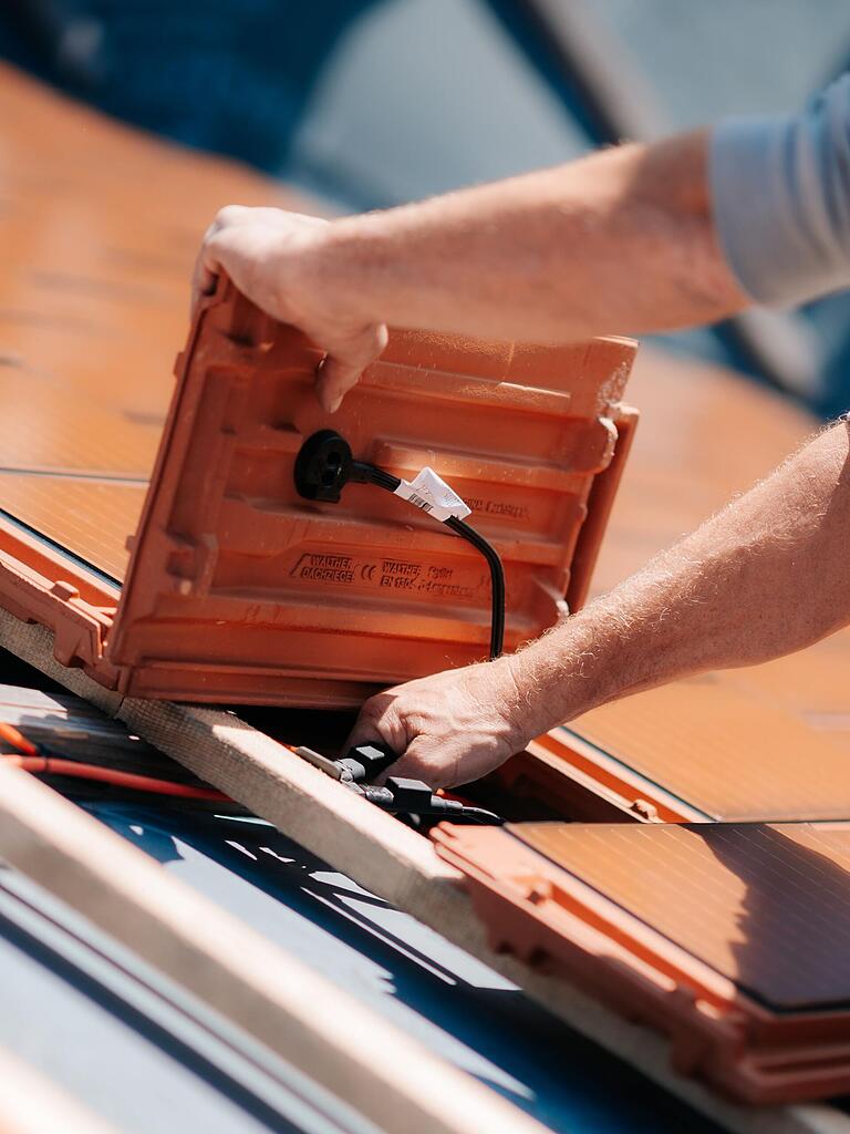 Ein Vorhaben mit Beispielcharakter: Knapp 20.000 rote Solardachziegel&nbsp; wurden auf den Dächern des Klosters der Erlöserschwestern in Würzburg montiert.&nbsp;