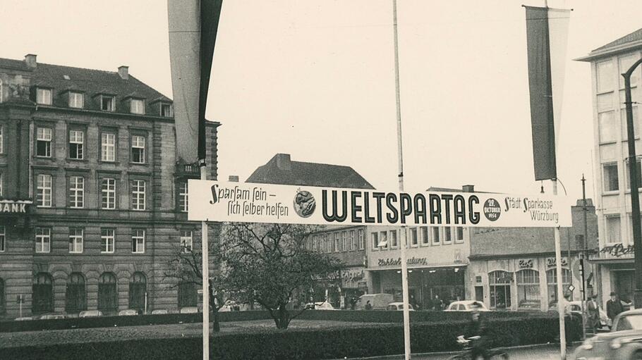 Der Weltspartag hat eine große Tradition, auch in Mainfranken. Das Bild zeigt eine Werbetafel aus den 1950er Jahren in Würzburg.