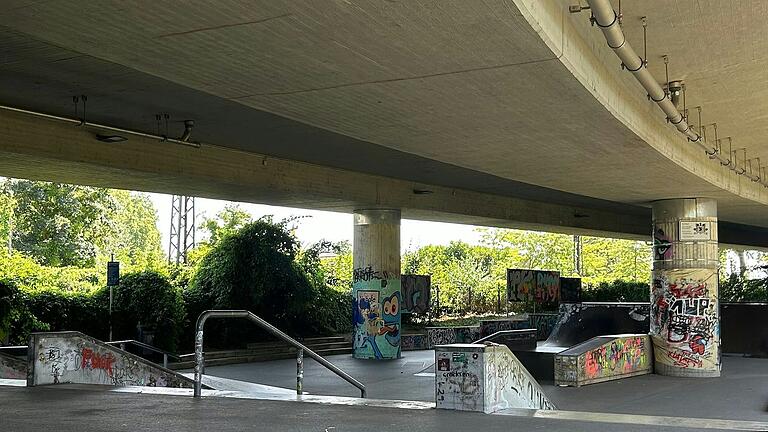 Der Schweinfurter Skatepark bietet Treppen, Rampen und Rails in allen Schwierigkeitsgraden. Der Schweinfurter Skatepark bietet Treppen, Rampen und Rails in allen Schwierigkeitsgraden.