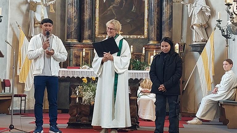 Maria Santarem (rechts) aus Juruti Velho und Antonio Andrade da Silva (links) aus Óbidos zusammen mit Pastoralreferentin Christiane Hetterich.