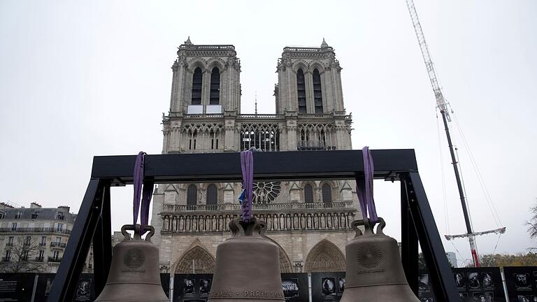 Olympia-Glocke in Pariser Notre-Dame aufgehängt       -  Einen Monat vor der Wiedereröffnung sind drei neue Glocken in der Kathedrale aufgehängt worden.