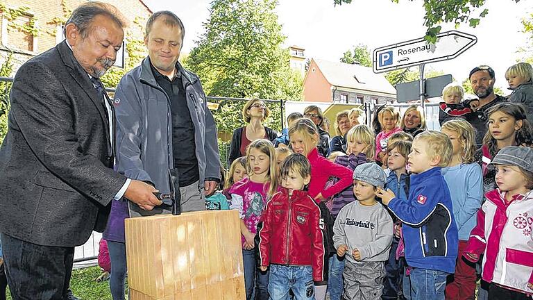 Aufregend: Marktbreits Bürgermeister Erich Hegwein und der Vorsitzende der Elterninitiative, Harald Seidler, legen gemeinsam den Grundstein für den Kindergartenneubau. Aufregend: Marktbreits Bürgermeister Erich Hegwein und der Vorsitzende der Elterninitiative, Harald Seidler, legen gemeinsam den Grundstein für den Kindergartenneubau.