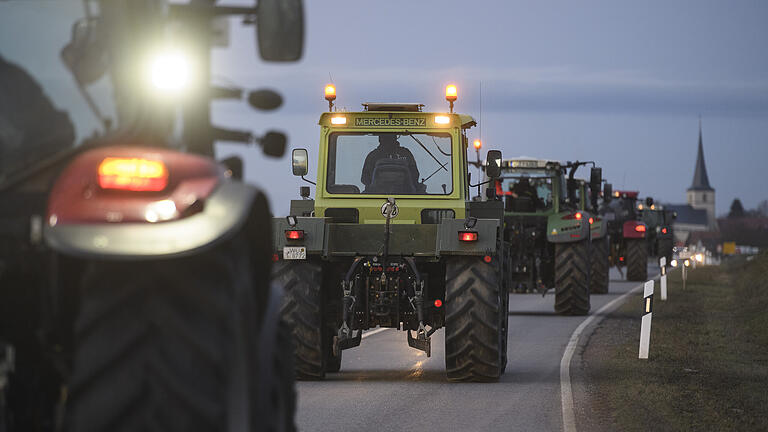 Um die 100 Landwirte fuhren am Mittwoch auf der B19 zwischen Unterpleichfeld und Bergtheim im Landkreis Würzburg in Kolonne. Damit wollen die Bauern auf Missstände in der Landwirtschaftspolitik aufmerksam machen.