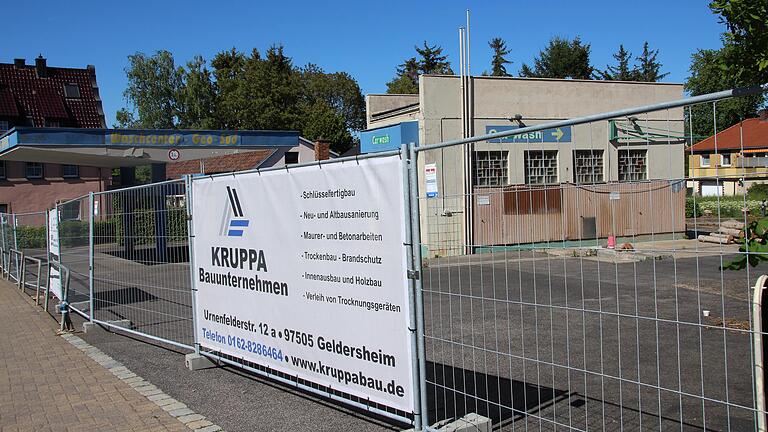 Die ehemalige Tankstelle Thomas an der Schallfelder Straße wird momentan abgerissen. Auf dem Gelände sollen Wohnungen entstehen. Die ehemalige Tankstelle Thomas an der Schallfelder Straße wird momentan abgerissen. Auf dem Gelände sollen Wohnungen entstehen.