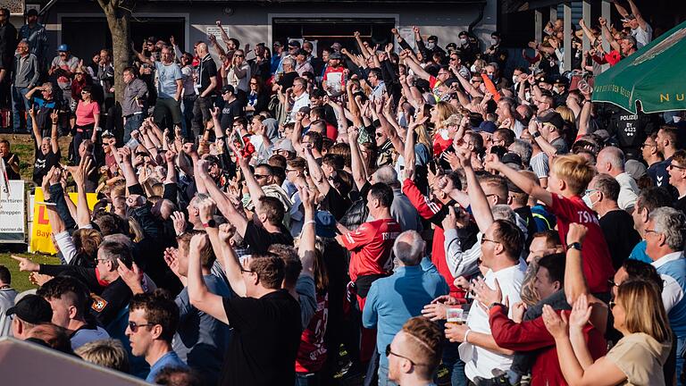 Die Fans des TSV Aubstadt (hier beim Pokal-Halbfinale gegen den TSV 1860 München) hatten im Jahr 2022 jede Menge Grund zum Feiern.