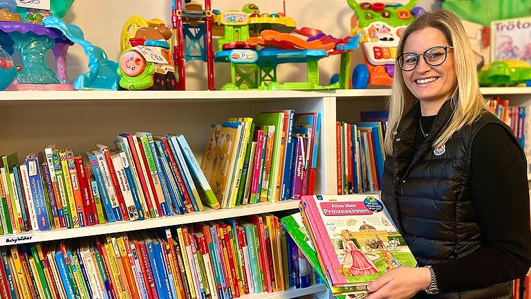 Bianca Barth-Sattler ist eine Mitarbeiterin im Second Hand Geschäft &quot;Bambino Kinderladen&quot;.