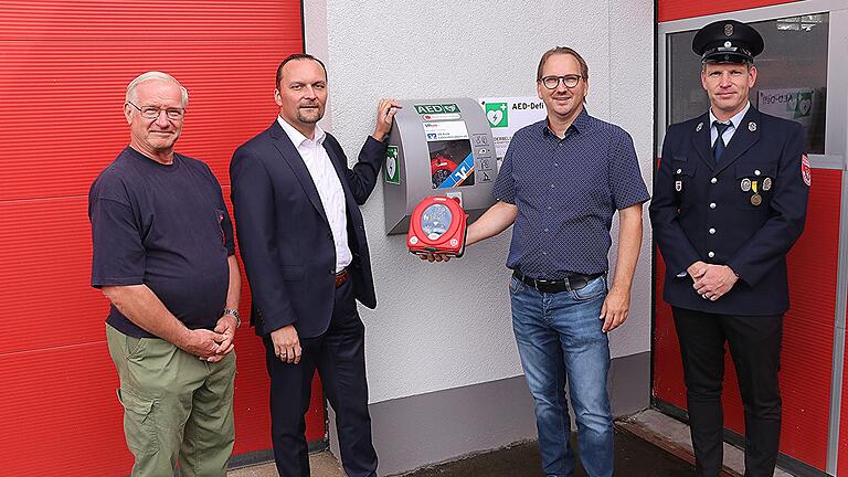 Hafenpreppach hat nun einen Defibrillator (von links): Gemeinderat Wolfgang Harnauer, Kundenberater Stefan Batz, Bürgermeister Wolfram Thein und Kommandant Uwe Harnauer. Hafenpreppach hat nun einen Defibrillator (von links): Gemeinderat Wolfgang Harnauer, Kundenberater Stefan Batz, Bürgermeister Wolfram Thein und Kommandant Uwe Harnauer.
