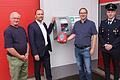 Hafenpreppach hat nun einen Defibrillator (von links): Gemeinderat Wolfgang Harnauer, Kundenberater Stefan Batz,&nbsp;&nbsp;Bürgermeister Wolfram Thein und&nbsp; Kommandant Uwe Harnauer.