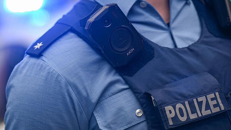 Zwei Polizeibeamte wurden auf dem Frühjahrsvolksfest von einer Gruppe Männer angegriffen – die Polizei sucht nach Hinweisen.