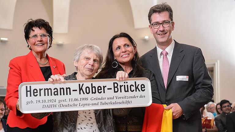 Festakt 60 Jahre DAHW       -  Eine Fußgängerbrücke erinnert in Kürze an den DAHW&ndash;Mitbegründer Hermann Kober. Seine Ehefrau Irene und Tochter Elisabeth Hart (2./3. von links) freuten sich über das Geschenk von OB Christian Schuchardt ebenso wie DAHW-Präsidentin Gudrun von Wiedersperg (links).