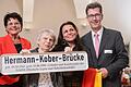 Festakt 60 Jahre DAHW       -  Eine Fußgängerbrücke erinnert in Kürze an den DAHW&ndash;Mitbegründer Hermann Kober. Seine Ehefrau Irene und Tochter Elisabeth Hart (2./3. von links) freuten sich über das Geschenk von OB Christian Schuchardt ebenso wie DAHW-Präsidentin Gudrun von Wiedersperg (links).