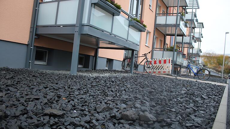 Die Schotterflächen rund um die sanierten Wohnblocks der Baugenossenschaft Lohr ernteten im Stadtrat Kritik. Sie passten nicht mit dem Bemühen zusammen, Lohr als Biodiversitäts-Stadt zu positionieren. Das Bild zeigt noch nicht bepflanzte Schotterflächen vor einem Wohnblock der Baugenossenschaft in der Weisenau.