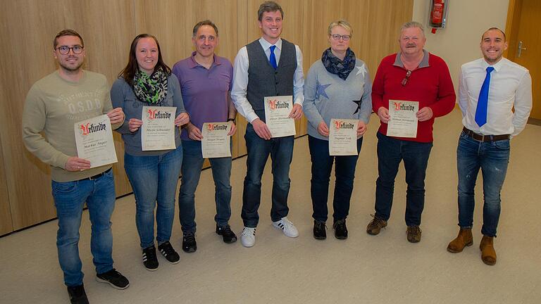 Für treue Mitgliedschaft wurden von zweitem Vorsitzenden Benjamin Anger (rechts) geehrt:
Für zehn Jahre: Anton Lang, Holger Braun, Marco Volk, Markus Anger (links), Nicole Schneider (Zweite von links), Conny Roth. Für 20 Jahre: Robert Landauer, Markus Knorrn, Holger Braun (Dritter), Vorsitzender Oliver Hermann (Vierter) und Alfons Roth. Für 30 Jahre Dagmar Volk (Fünfte) und für 40 Thomas Roth. Auf die lange Zeit von 50 Jahren kann schließlich Helmut Hermann (Zweiter von rechts) zurückblicken. Noch länger dem SV treu ist mit 60 Jahren der Lülsfelder Bruno Schwab. Für treue Mitgliedschaft wurden von zweitem Vorsitzenden Benjamin Anger (rechts) geehrt:
Für zehn Jahre: Anton Lang, Holger Braun, Marco Volk, Markus Anger (links), Nicole Schneider (Zweite von links), Conny Roth. Für 20 Jahre: Robert Landauer, Markus Knorrn, Holger Braun (Dritter), Vorsitzender Oliver Hermann (Vierter) und Alfons Roth. Für 30 Jahre Dagmar Volk (Fünfte) und für 40 Thomas Roth. Auf die lange Zeit von 50 Jahren kann schließlich Helmut Hermann (Zweiter von rechts) zurückblicken. Noch länger dem SV treu ist mit 60 Jahren der Lülsfelder Bruno Schwab.