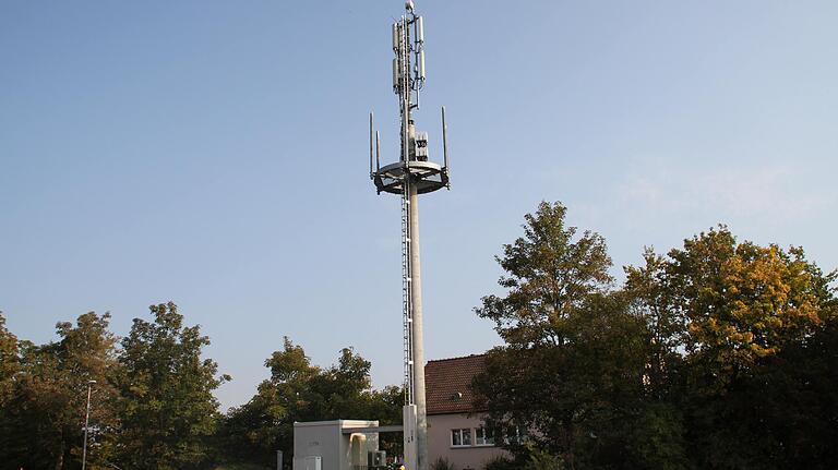 5G in Münnerstadt: Im Bild der Mobilfunkmast der Telekom in der Nähe des Bahnhofs, gegenüber des BRK-Heims. 5G in Münnerstadt: Im Bild der Mobilfunkmast der Telekom in der Nähe des Bahnhofs, gegenüber des BRK-Heims.