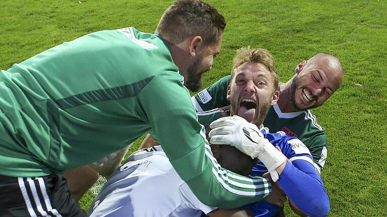 Pure Emotionen: Die wollen, wie hier Torwart Luis Zwick (Mitte) und Stürmer Adam Jabiri (rechts), die Spieler des FC 05 Schweinfurt in Aschaffenburg zeigen - erst auf dem Feld beim Regionalliga-Play-off, dann beim Feiern nach Spielende. Foto: Heiko Becker - Pure Emotionen: Die wollen, wie hier Torwart Luis Zwick (Mitte) und Stürmer Adam Jabiri (rechts), die Spieler des FC 05 Schweinfurt in Aschaffenburg zeigen - erst auf dem Feld beim Regionalliga-Play-off, dann beim Feiern nach Spielende. Foto: Heiko Becker Pure Emotionen: Die wollen, wie hier Torwart Luis Zwick (Mitte) und Stürmer Adam Jabiri (rechts), die Spieler des FC 05 Schweinfurt in Aschaffenburg zeigen - erst auf dem Feld beim Regionalliga-Play-off, dann beim Feiern nach Spielende. Foto: Heiko Becker - Pure Emotionen: Die wollen, wie hier Torwart Luis Zwick (Mitte) und Stürmer Adam Jabiri (rechts), die Spieler des FC 05 Schweinfurt in Aschaffenburg zeigen - erst auf dem Feld beim Regionalliga-Play-off, dann beim Feiern nach Spielende. Foto: Heiko Becker