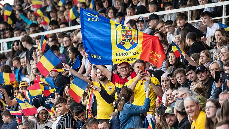 Flagge zeigen: Rumänische Fans auf der vollbesetzten Tribüne.