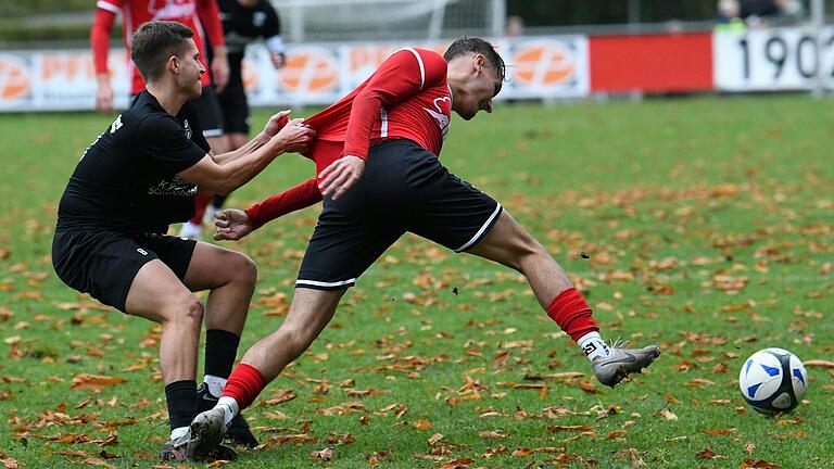 Textilvergehen: Luca Sillner (links, DJK Schwebenried/Schwemmelsbach) im Zweikampf mit Luis Wirth (FT Schweinfurt). Das umkämpfte Spiel endete unentschieden.