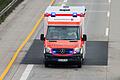 Ein Krankenwagen fährt über die Autobahn       -  Die Rettungskräfte brachten den Mann in ein Krankenhaus. (Symbolbild)