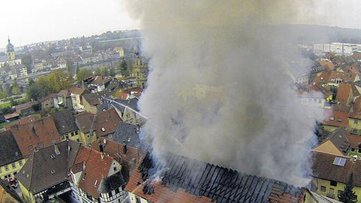 Schwieriger Einsatz: Rund 80 Feuerwehrleute mussten nicht nur den Großbrand in der einstigen Lederfabrik an der Mainbernheimer Straße in Etwashausen löschen, sondern auch das nahe Umfeld vor einem Übergreifen der Flammen schützen. Der extrem schwierige Spagat in dem eng bebauten Bereich gelang.