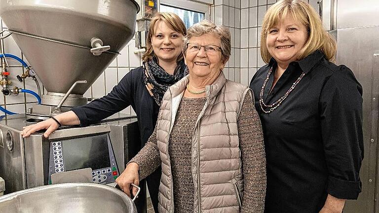 Drei Frauen, drei Generationen, eine Leidenschaft: (v.l.) Charlene King-Demling (33), Hedwig Knüpfing (78) und Silvia King (55) in ihrer Wurstküche in Estenfeld.