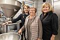 Drei Frauen, drei Generationen, eine Leidenschaft: (v.l.) Charlene King-Demling (33), Hedwig Knüpfing (78) und Silvia King (55) in ihrer Wurstküche in Estenfeld.