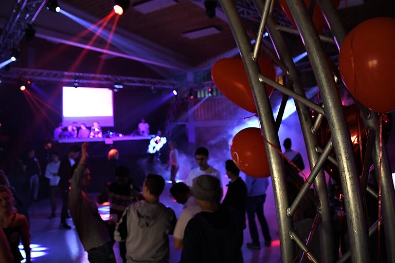 Zum späteren Abend füllte der gefällige Partymix des Wiesenfelder DJs Maxone die bunt beleuchtete Tanzfläche. Zum späteren Abend füllte der gefällige Partymix des Wiesenfelder DJs Maxone die bunt beleuchtete Tanzfläche.