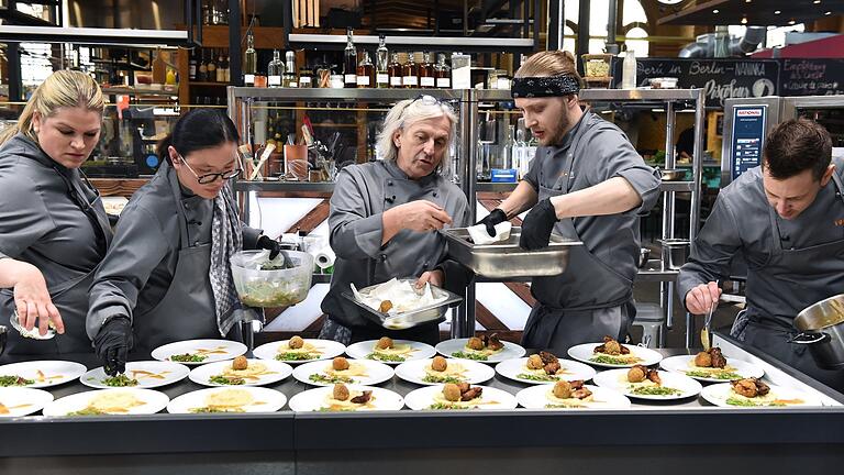 Bernhard Reiser (Mitte) bei der Sat1-Kochshow Top-Chef Germany.