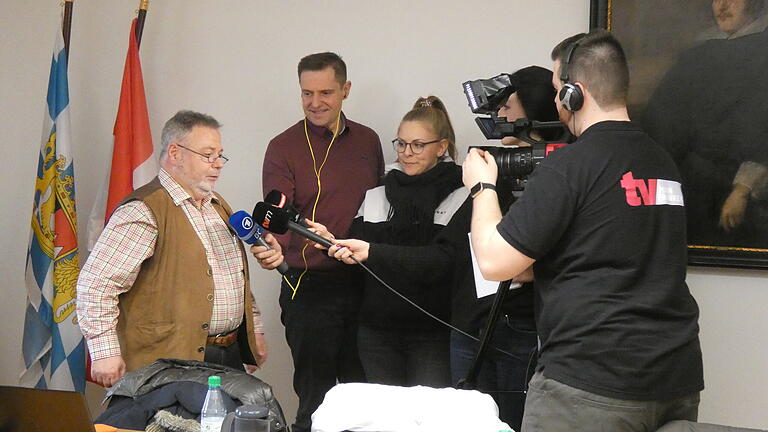 Auch Vertreter von Rundfunk und Fernsehen waren vor Ort und ließen sich von Landrat Wilhelm Schneider und Dr. Jürgen Reimann (Foto) ein Interview geben.