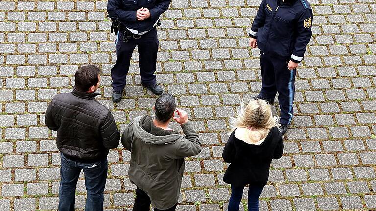 Verstöße gegen das Infektionsschutzgesetz können teuer werden, wenn Personen angetroffen werden, wie hier auf einem nachgestellten Bild, die nach geltenden Bestimmungen so nicht zusammen sein dürfen.