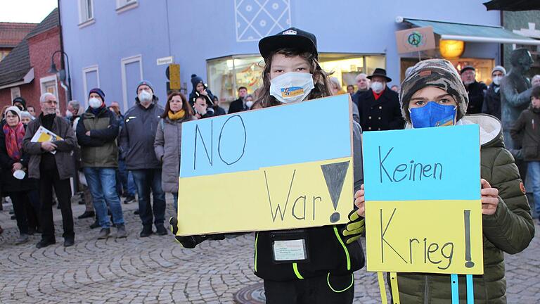 Auch Kinder  schlossen sich der Friedensdemonstration  in der Bad Brückenauer Innenstadt an. Foto: Julia Raab       -  Auch Kinder  schlossen sich der Friedensdemonstration  in der Bad Brückenauer Innenstadt an. Foto: Julia Raab