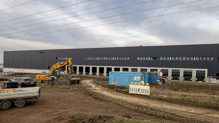 Die im Industriegebiet 'An der Mönchstockheimer Straße' entstehende Logistikhalle der Firma Schäflein verändert den Anblick auf die Stadt, was nicht allen gefällt. Die im Industriegebiet 'An der Mönchstockheimer Straße' entstehende Logistikhalle der Firma Schäflein verändert den Anblick auf die Stadt, was nicht allen gefällt.