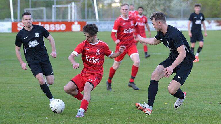 Manuel Englert (Mitte) vom TSV Lohr wird von Eric Köhler (links) und Fabio Vogel vom SSV Kitzingen begleitet. Manuel Englert (Mitte) vom TSV Lohr wird von Eric Köhler (links) und Fabio Vogel vom SSV Kitzingen begleitet.
