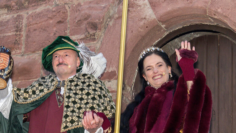Für das bevorstehende Großereignis '500 Jahre Rienecker Fasenacht' wurde Bundestagsabgeordneter Bernd Rützel (SPD) von Kardinal Albrecht (Sven Nickel) zum Grafen Philipp von Rieneck proklamiert. Christina Neuf, stellvertretende Bürgermeisterin, stellt dessen Gemahlin Margarethe dar.