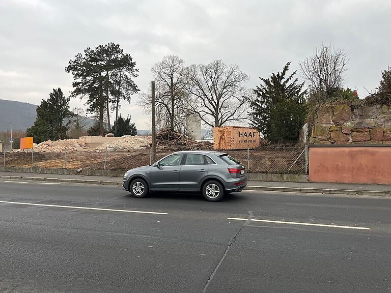 Zwischen dem Auto und der roten Mauer der 'Hohenwarter-Villa' hätten die Rübs gerne die Zufahrt angelegt.