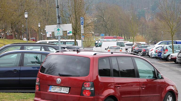 Hohes Verkehrsaufkommen zum Main hin, dieses Bild wird wohl der Vergangenheit angehören - der Mainkaiparkplatz in Marktheidenfeld soll nicht mehr für die Allgemeinheit verfügbar sein.