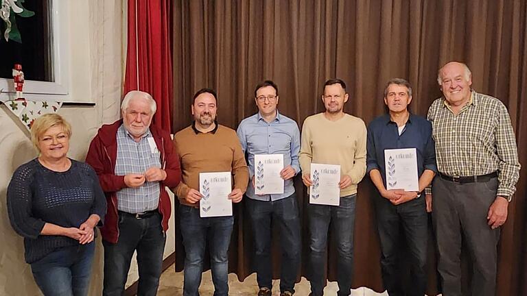 Auf dem Foto (von links) 1. Bürgermeisterin Cornelia Dahinten, Helmut Hey (seit 40 Jahren Mitglied im TSV), Bastian Pecat (35 Jahre), 1. Vorsitzender Christof Pecat (30 Jahre), Florian Köhler (30 Jahre), 1. Vorsitzender Ralf Köhler (45 Jahre), 3. Vorsitzender und Ehrenamtsbeauftragter Peter Lorenz. Auf dem Foto (von links) 1. Bürgermeisterin Cornelia Dahinten, Helmut Hey (seit 40 Jahren Mitglied im TSV), Bastian Pecat (35 Jahre), 1. Vorsitzender Christof Pecat (30 Jahre), Florian Köhler (30 Jahre), 1. Vorsitzender Ralf Köhler (45 Jahre), 3. Vorsitzender und Ehrenamtsbeauftragter Peter Lorenz.