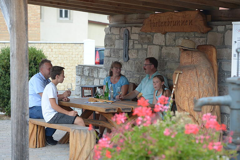 Der Brunnenschoppen in der Ortsmitte von Michelau ist ein beliebter Treffpunkt im Sommer. Jeden ersten Donnerstag im Monat bis zum Oktober findet dieses Event ab 19 Uhr am Hirtenbrunnen statt.