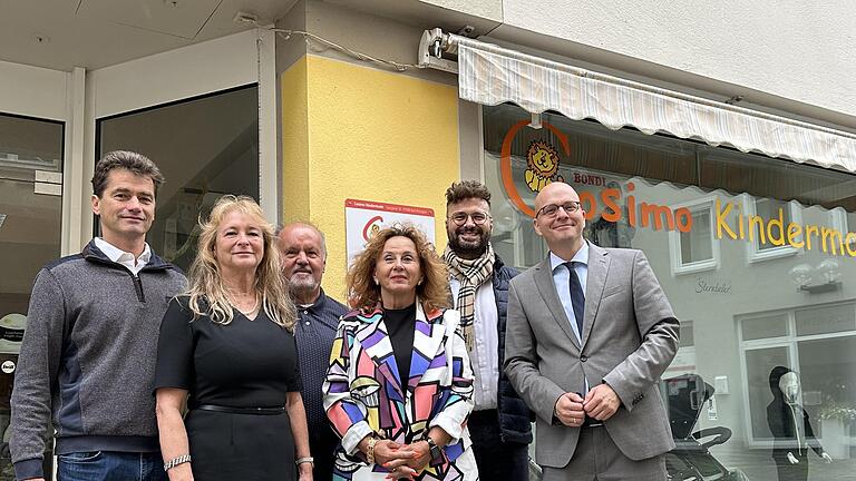 Von links: Josef und Gudrun Meder (Eigentümer der Immobilie), Bernhard und Sonja Betian (Betreiber des Shops) ), Wirtschaftsförderer Sebastian M. Bünner und Oberbürgermeister Dirk Vogel       -  Von links: Josef und Gudrun Meder (Eigentümer der Immobilie), Bernhard und Sonja Betian (Betreiber des Shops) ), Wirtschaftsförderer Sebastian M. Bünner und Oberbürgermeister Dirk Vogel