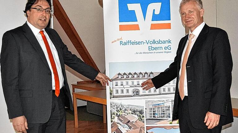 Bei der Raiffeisen-Volksbank Ebern: Der Neue im Vorstand heißt Bernd Bindrum (rechts) und arbeitet künftig mit Vorstand Christian Senff zusammen.