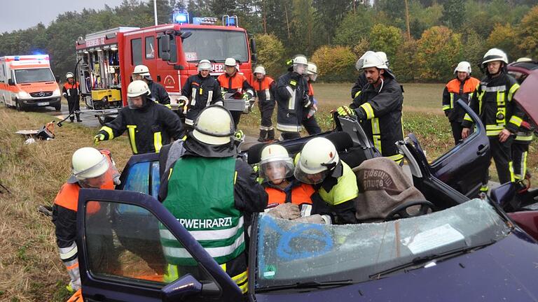 Eine Übung (Symbolbild) zeigt, wie viel teures Gerät bei der Feuerwehr zum Einsatz kommt. Wie weit muss sich eine Kommune mit angespannter Finanzlage bei Ausgaben für die Lebensretter einschränken?