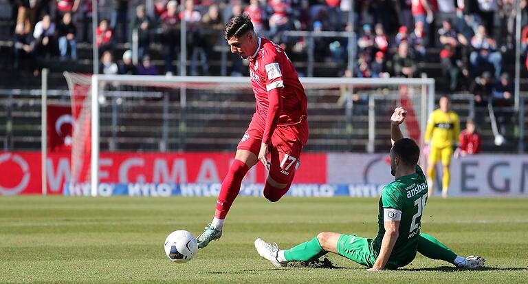 Ivan Franjic (links im Zweikampf mit Ansbachs Eric Weeger) wurde bereits nach 35 Minuten angeschlagen ausgewechselt. Der Mittelfeldmann leidet unter einem schmerzhaften Bluterguss.