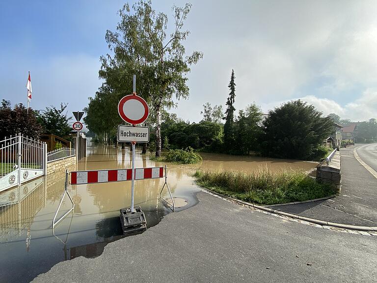 Im Bereich der Brücke an der Ortsdurchfahrt von Brünnstadt kommend überflutete die Volkach am Samstagvormittag in Zeilitzheim angrenzende Straßen und Wege. Im Bereich der Brücke an der Ortsdurchfahrt von Brünnstadt kommend überflutete die Volkach am Samstagvormittag in Zeilitzheim angrenzende Straßen und Wege.