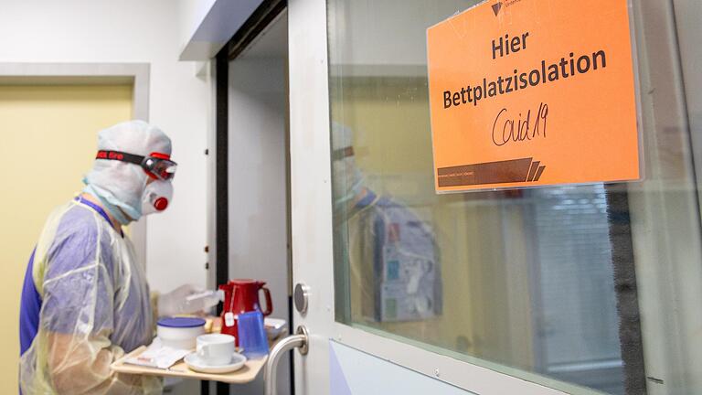 Mehr Erkrankte, weniger Personal: Die Situation in den Kliniken im Landkreis ist angespannt. Hier bringt eine Pflegekraft im Münnerstädter Thoraxzentrum Frühstück auf ein Zimmer.